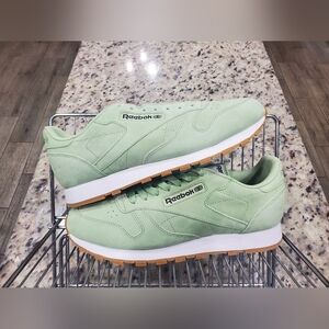 Reebok classic suede pastel green (EUC) *missing one shoe lace*